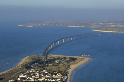 France, Charente-Maritime (17), Pont-viaduc de l'île de Ré (vue aérienne)