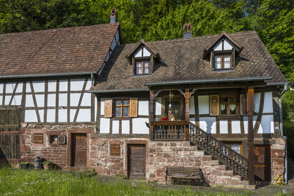 France, Bas-Rhin (67), Parc naturel régional des Vosges du Nord, Niedersteinbach, maison traditionnelle à pans de bois dans la rue principale