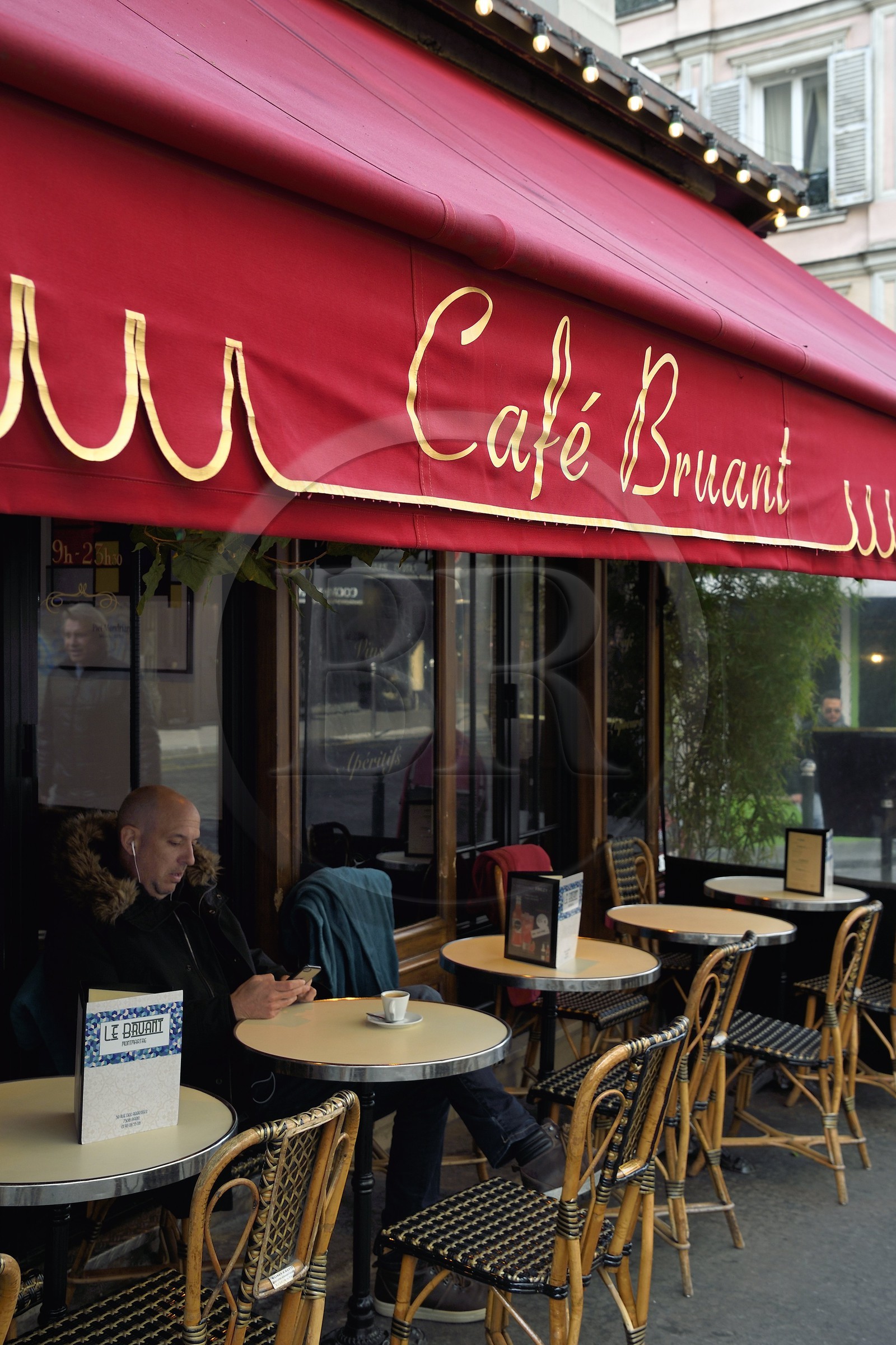 France, Paris (75), Montmartre, terrasse de Café rue des Abbesses