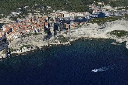 France, Corse-du-Sud (2A), Bonifacio, les falaises calcaires, la citadelle et la vieille ville (vue aérienne)