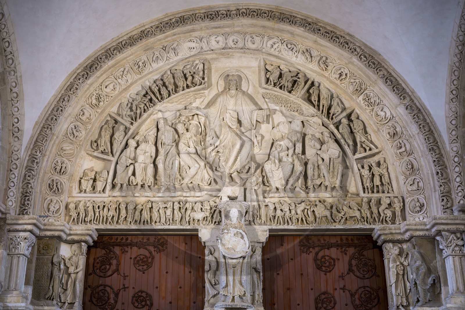 France, Yonne (89), parc naturel régional du Morvan, Vézelay, classé au Patrimoine Mondial de l'UNESCO, labellisé Les Plus Beaux Villages de France, point de départ de l'une des principales voies de pèlerinage de Saint-Jacques-de-Compostelle, la basilique Sainte-Marie-Madeleine, tympan du portail central du narthex, chef d’oeuvre de l’art roman