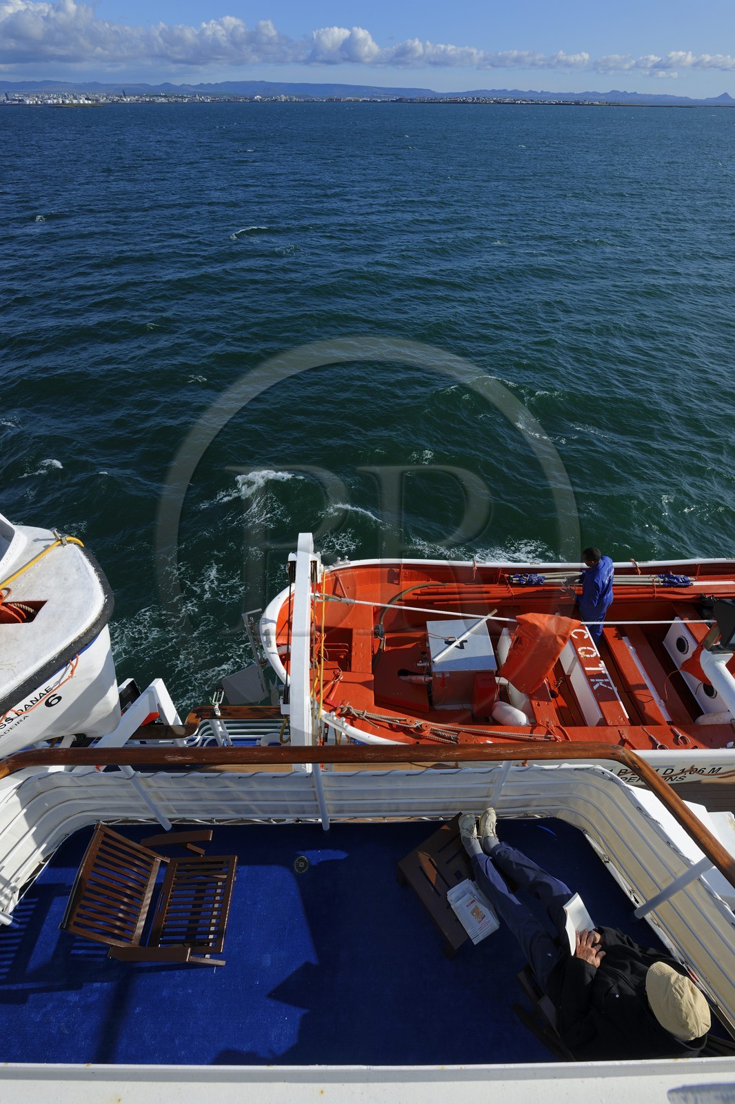 Islande, Reykjavik, le bateau de croisière Princess Danaé au sortir de la baie, terrasse des cabines de luxe
