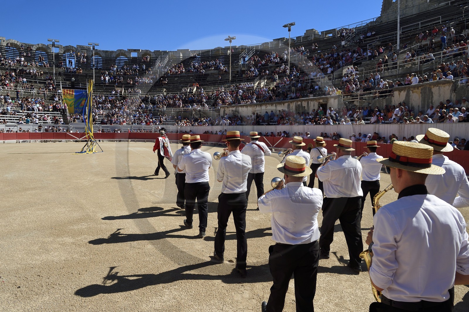France, Bouches-du-Rhône (13), Arles, entrée de la fanfare pour la course camarguaise  de la Cocarde d'Or aux Arènes