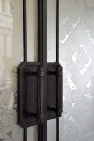 France, Pyrénées-Atlantiques (64), la côte du Pays-Basque, Ciboure, la Villa Art déco Leihorra dessiné par l'architecte Joseph Hiriart 1926, détail des verres sur les portes intérieures