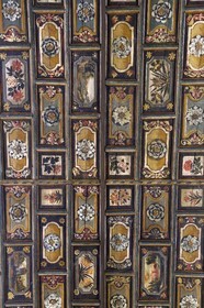 France, Puy-de-Dôme (63), Clermont-Ferrand, plafond peint datant de 1657 de la chapelle de Notre-Dame du Bon Pasteur, six cents caissons en bois suspendus et recouverts de fleurs et de paysages