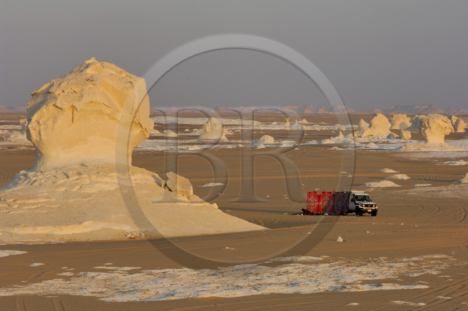 Egypte, désert libyque, bivouac dans le Désert Blanc au nord de Farafra
