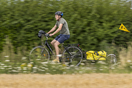 France, Maine-et-Loire (49), vallée de la Loire classée au Patrimoine Mondial par l'UNESCO, Saumur vers Saint-Hilaire, randonnée à bicyclette avec une remorque transportant le matériel de camping