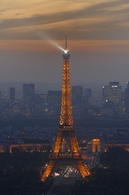France, Paris (75), la Tour Eiffel illuminée (© SETE-illuminations Pierre Bideau) depuis la Tour Montparnasse