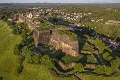 France, Moselle (57), Parc régional des Vosges du nord, Bitche, la citadelle fortifiée par Vauban (vue aérienne)