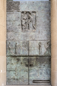 Espagne, Catalogne, Barcelone, quartier de l'Eixample, basilique de la Sagrada Familia de l'architecte du modernisme catalan Antoni Gaudi classée Patrimoine Mondial de l'UNESCO, la façade de la passion, porte de la couronne d'épines réalisée par Josep Maria Subirachs, avec un passage de la Divine Comédie de Dante