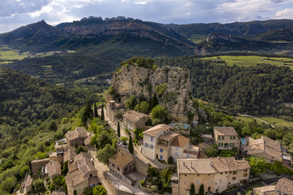 France, Vaucluse (84), Dentelles de Montmirail, le village perché de La Roque-Alric et les falaises du Clapis en arrière plan (vue aérienne)