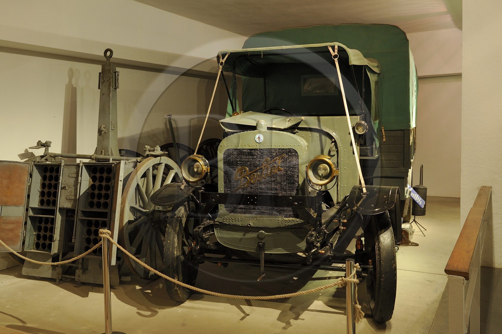 France, Meuse (55), région de Verdun, Fleury-devant-Douaumont, Mémorial de Verdun construit sur le site de la gare du village détruit, camion Berliet de la Voie Sacrée