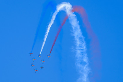 France, Bouches-du-Rhône (13), Salon-de-Provence, base aerienne 701, base de la Patrouille de France (PAF pour Patrouille acrobatique de France) de l'Armée de l'air et de l'espace française, les avions Alphajet volent en formation Alpha en effectuant un looping