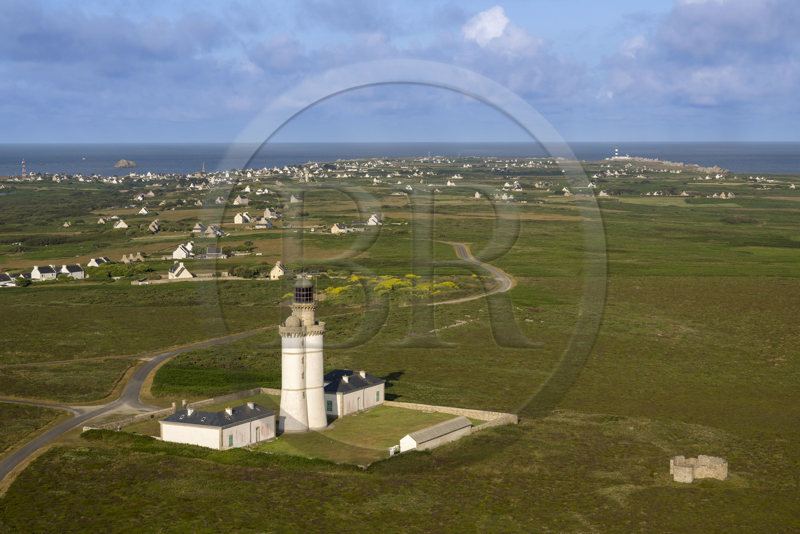France, Finistère (29), Mer d'Iroise, Ile d'Ouessant, le phare du Stiff, le bourg de Lampaul à gauche et le phare du Creac'h à droite en arrière plan