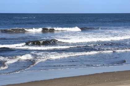 Nicaragua, la côte pacifique de Leon, parc national Isla Juan Venado, bateau de pêche longeant la côte