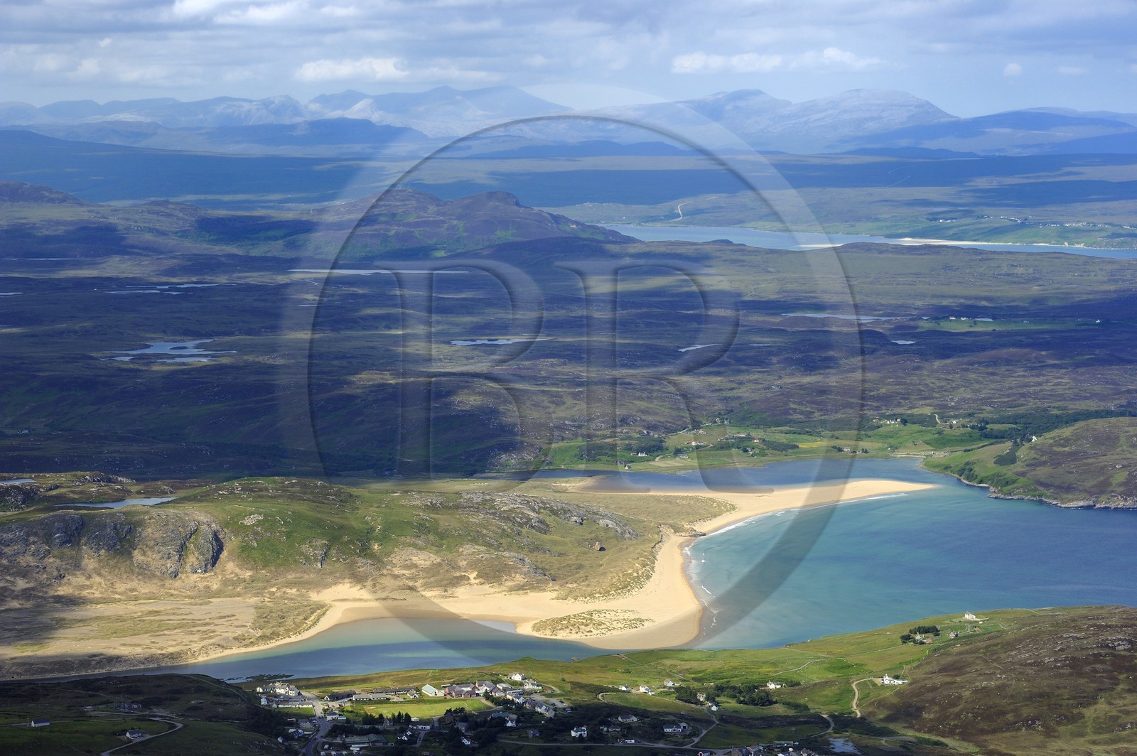 Royaume-Uni, Ecosse, North West Highlands, Torrisdale Bay à l'embouchure de la rivière Naver encadré par les villages de Torrisdale et Bettyhill sur la côte nord des Highlands (vue aérienne)