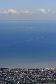 Royaume-Uni, Angleterre, Kent, champ d'éoliennes dans la Mer du Nord et ville de Whitstable (vue aérienne)