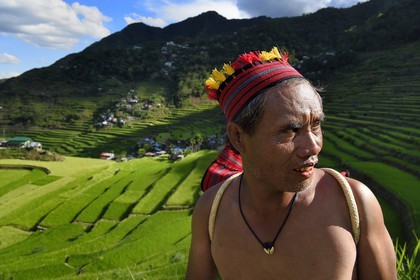 Philippines, province d'Ifugao, les rizières en terrasses de Banaue autour du village de Batad, classées Patrimoine Mondial de l'UNESCO, le guide Adolpho revetu du costume traditionnel Ifugao