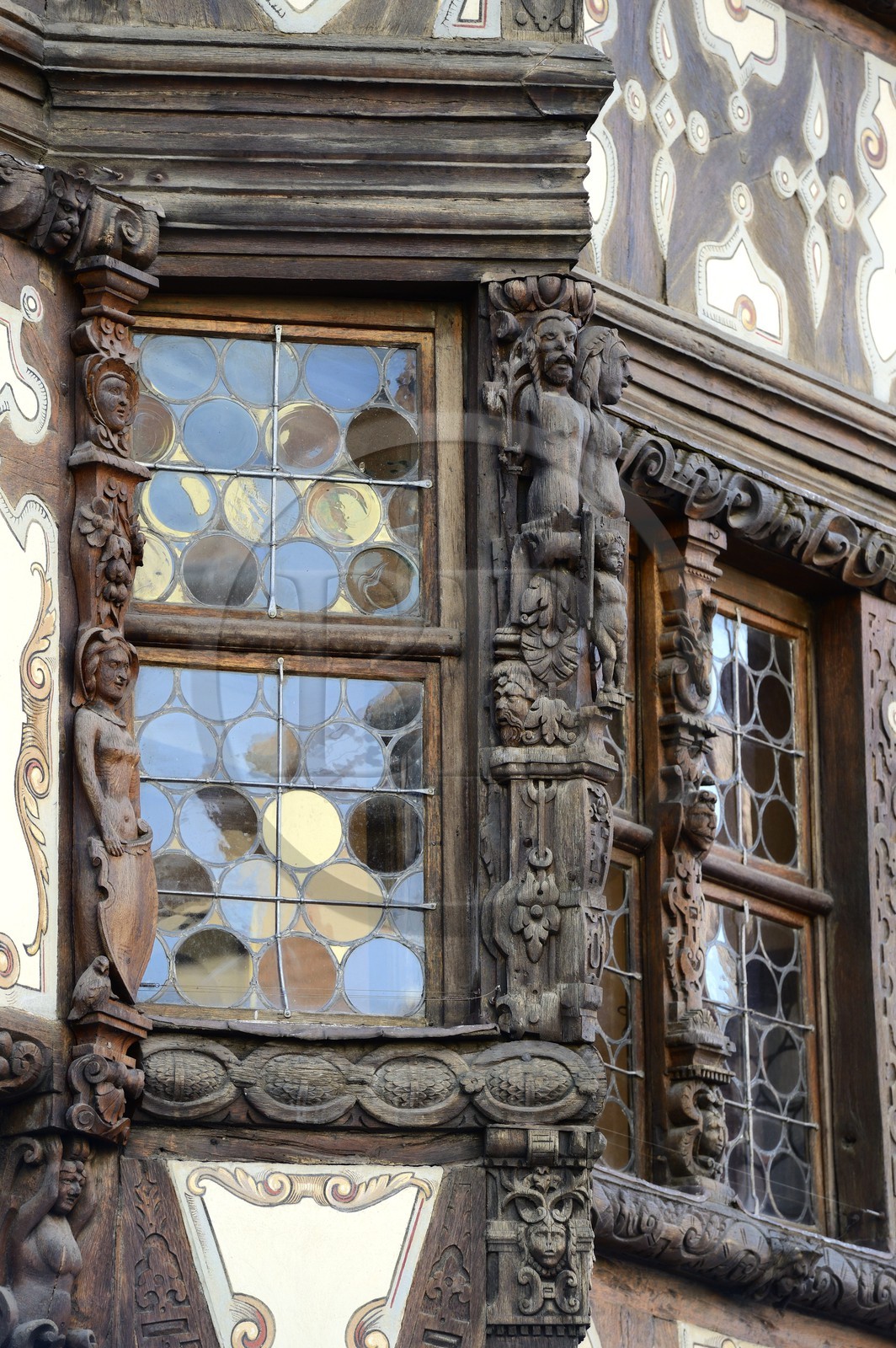 France, Bas Rhin (67), Saverne, détail de la façade de la Maison à colombage Katz du XVIIème siècle, oriel d'angle sculpté