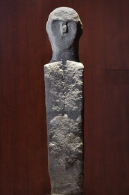 France, Corse-du-Sud (2A), Sartène, Musée de préhistoire corse et d’archéologie, réplique de la statue-menhir U Nativu (à Propriano)