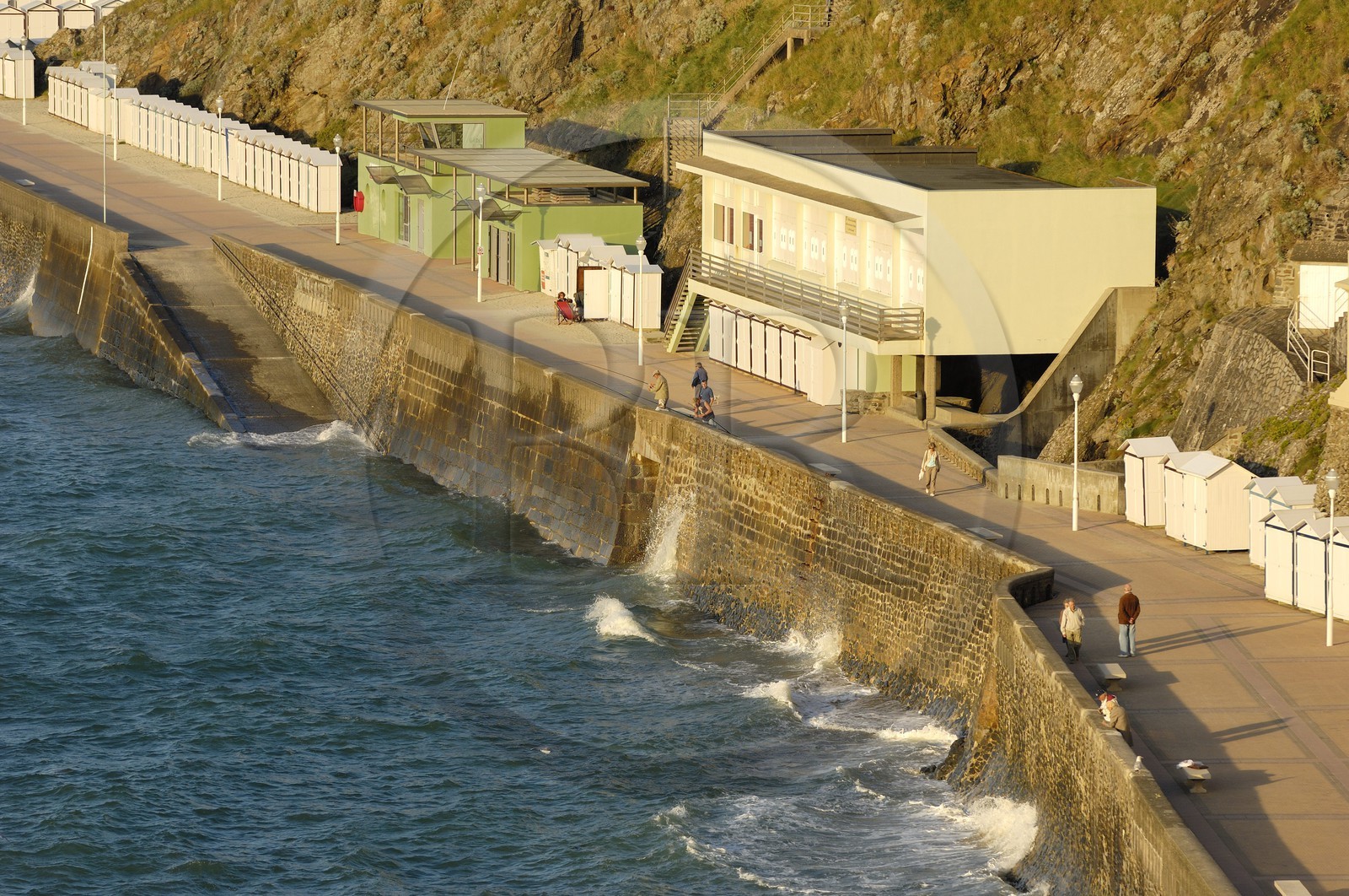 France, Manche (50), Granville, la plage et la promenade du Plat Gousset vus depuis la place de l'Isthme