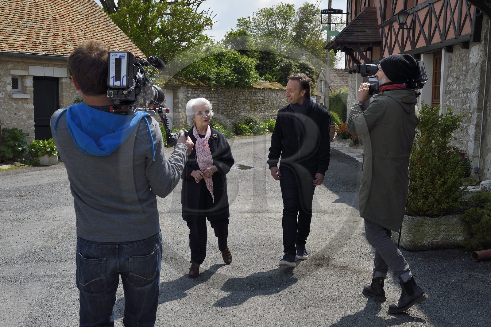France, Yvelines (78), Montchauvet, tournage pour la télévision du Village Préféré des Français avec Stéphane Bern, Stéphane Bern en compagnie d'Annick Mouillard