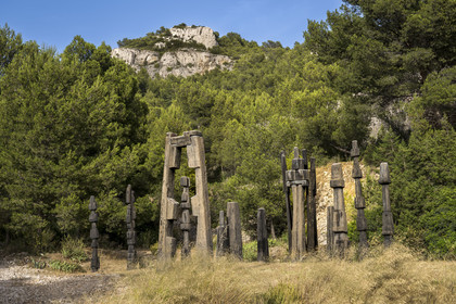 France, Bouches-du-Rhône (13), Marseille, quartier des Goudes, La Friche de l'Escalette dans les ruines d’une ancienne usine de traitement de plomb, L'été de la forêt (1964-1966) de l'artiste François Stahly
