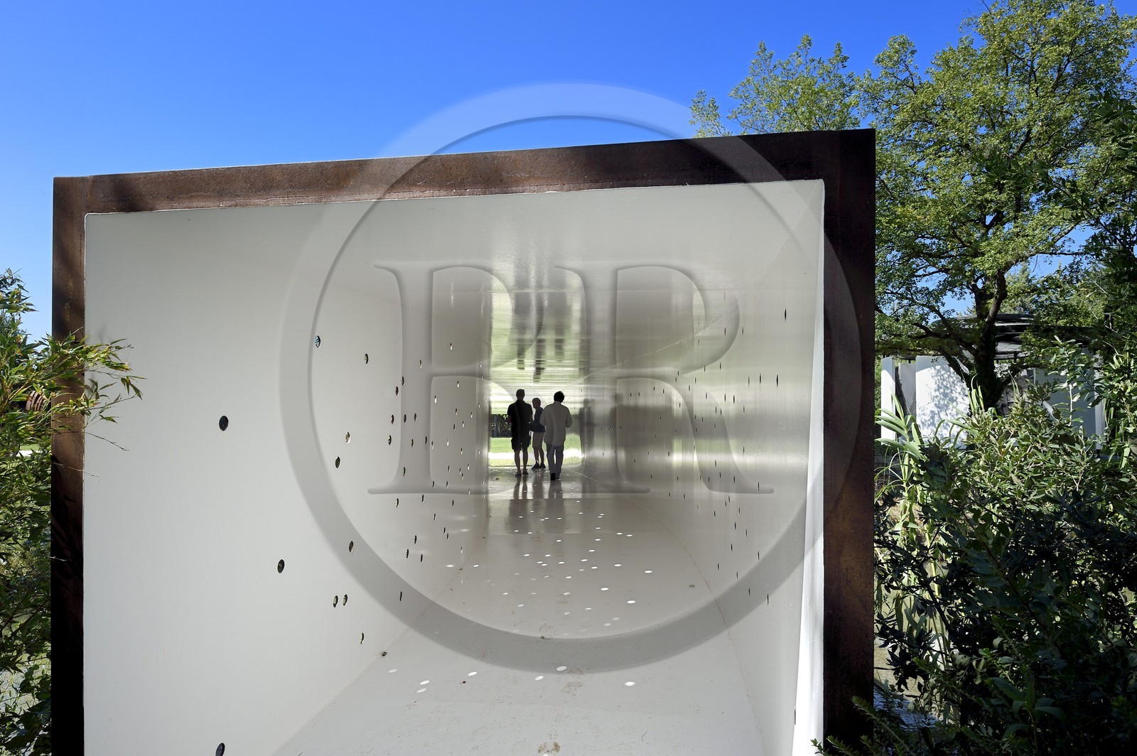 France, Var (83), Le Muy, Fondation Bernar Venet, l'intérieur du pont-tube en acier oeuvre de Bernar Venet au dessus de la rivière Nartuby