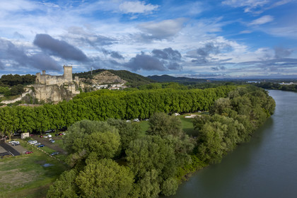 France (30), Gard, Beaucaire, le chateau de Beaucaire et le pré qui acceuillait la Foire de la Madeleine (Foire de Beaucaire) en bordure du Rhone (vue aérienne)