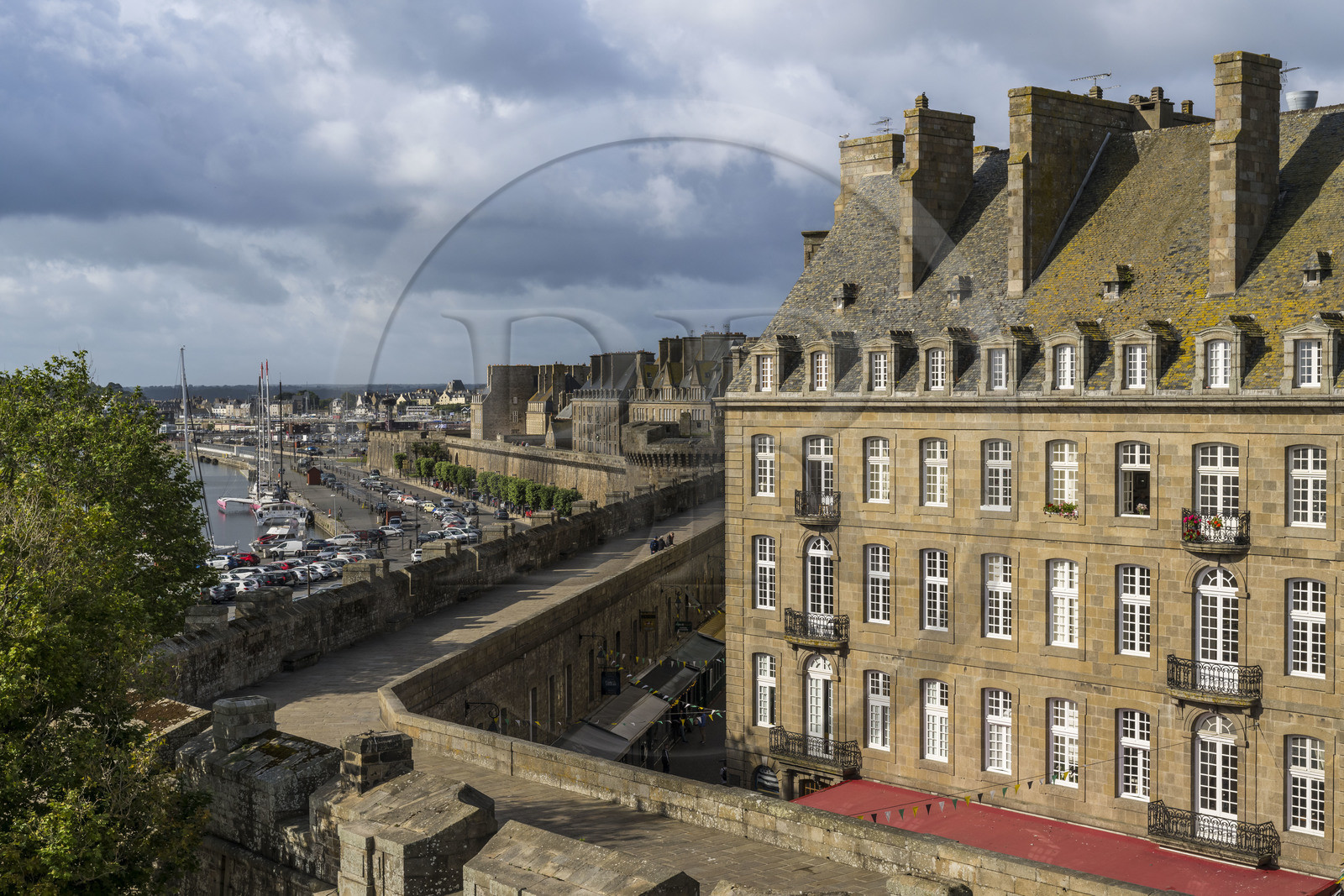 France, Ille-et-Vilaine (35), Côte d'Emeraude, Saint-Malo, le chemin de ronde sur les remparts au niveau de la Porte Saint-Vincent et la ville intra-muros