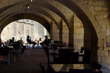 France, Dordogne (24), Périgord Pourpre, Beaumont-du-Périgord, maison à arcades sur la place Jean Moulin