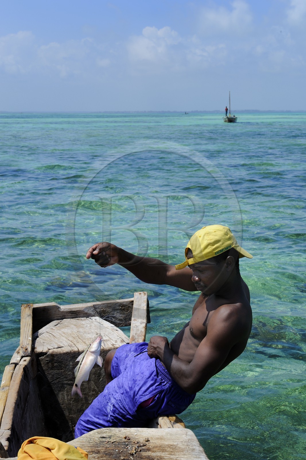 Tanzanie, archipel de Zanzibar, île de Unguja (Zanzibar), côte est, baie de Chwaka vers Michamvi, pêche à la ligne sur un dhow (boutre traditionnel)