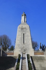 France, Meuse (55), Verdun, Monument à la Victoire de l'architecte Léon Chesnay, crypte commémorative dans laquelle sont conservés les fichiers des soldats titulaires de la médaille de Verdun, statue de guerrier franc au sommet