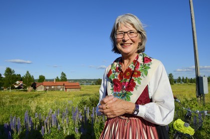 Suède, comté de Dalécarlie, région de Leksand, célébrations du solstice d'été dans le petit hameau de Hjulbäck, femme en costume traditionnel