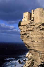 France, Corse-du-Sud (2A), maison de la vieille ville de Bonifacio perché sur la falaise de calcaire