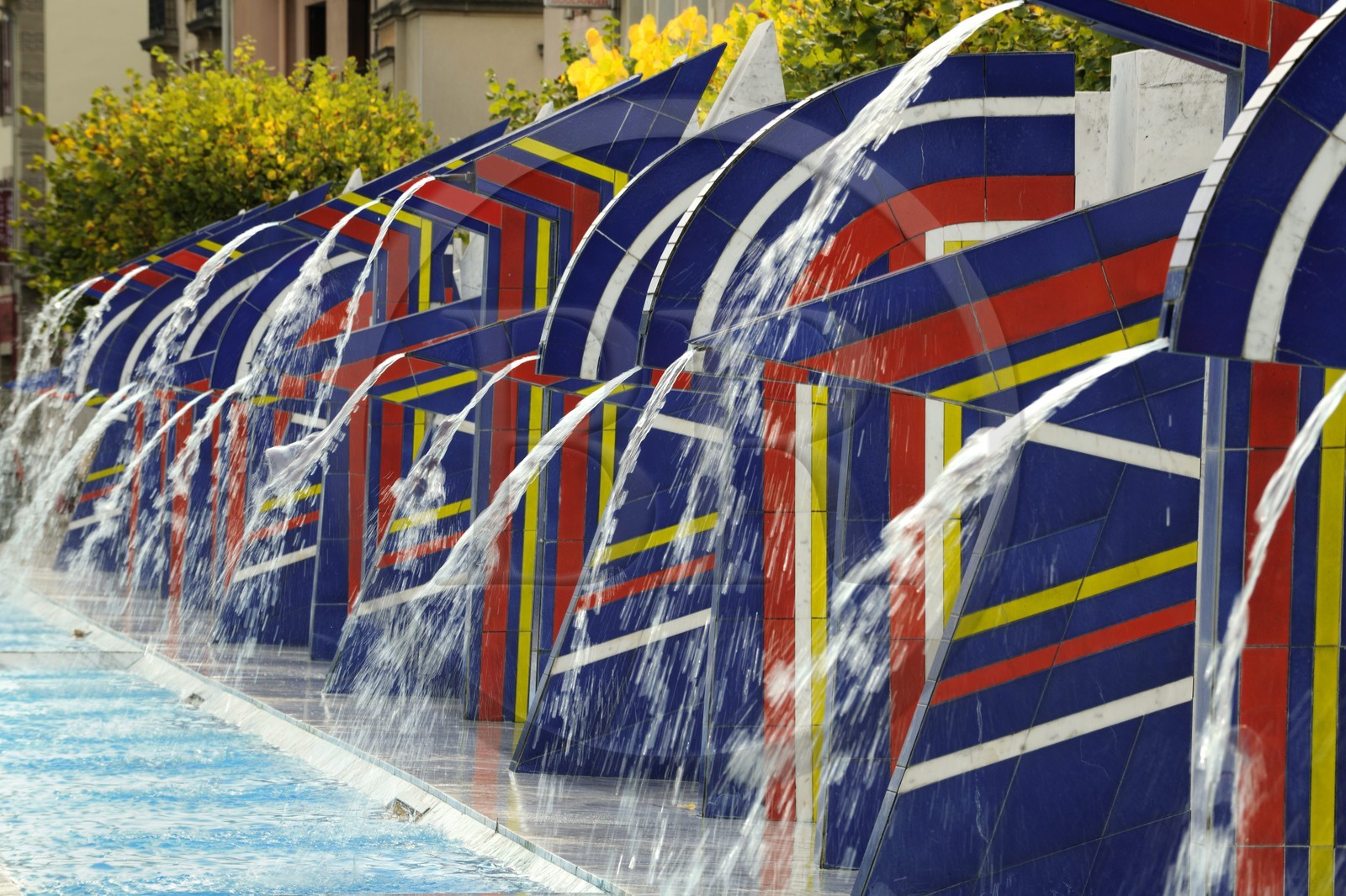 France, Vosges (88), Station thermale de Contrexéville, La place des fontaines, place rectangulaire affirmée par son sol en pavés porphyre, elle porte les 24 fontaines de marbres de Carrare et de lave émaillée, dressées entre 2,50 et 3,50 mètres