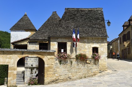 France, Dordogne (24), Périgord Noir, Saint-Amand-de-Coly, labellisé Les Plus Beaux Villages de France, la mairie et le restaurant de l'Abbaye