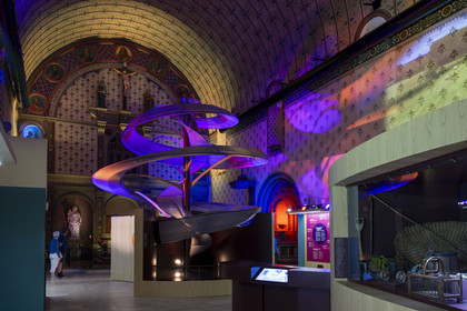 France, Côte-d'Or (21), Dijon, zone classée Patrimoine Mondial de l'UNESCO, Cité Internationale de la Gastronomie et du Vin par l'architecte Anthony Béchu, intérieur de la Grande Chapelle de l'ancien hopital général, exposition sur les climats et les terroirs