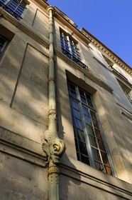 France, Paris (75), île Saint Louis, gouttières  de l'hôtel particulier Lauzun sur le quai d'Anjou