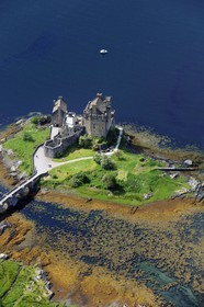 Royaume-Uni, Ecosse, Highland, Dornie, Eilean Donan castle à l'entrée du Loch Duich (vue aérienne)