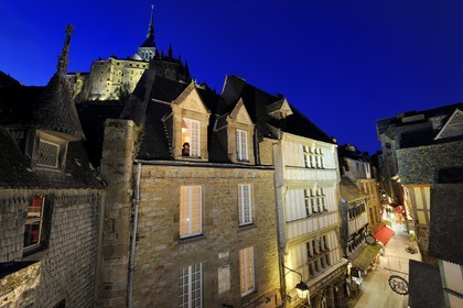 France, Manche (50), Mont-Saint-Michel, classé Patrimoine Mondial de l'UNESCO, la Maison des Artichauts à gauche au dessus de la Grande Rue et l'abbaye