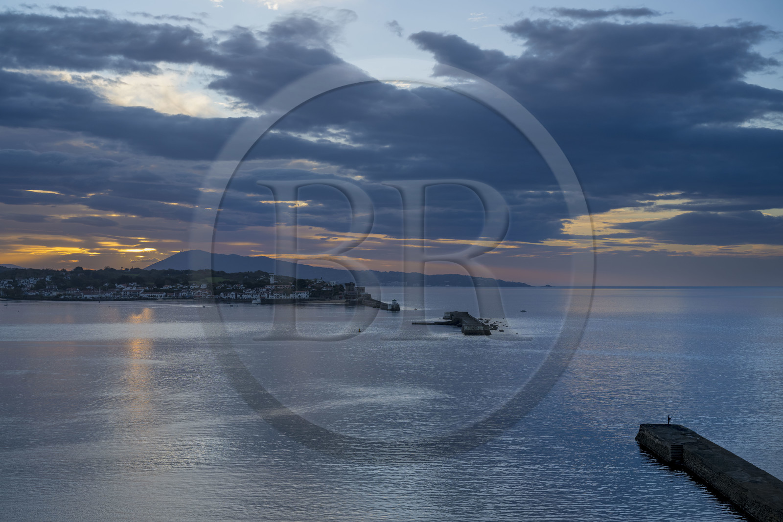 France, Pyrénées-Atlantiques (64), la côte du Pays-Basque, la baie de Saint-Jean-de-Luz et Ciboure en arrière plan