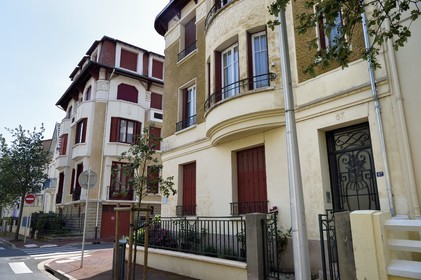 France, Allier (03), Vichy, quartier de France, maison art Déco appelée Les Noisetiers au 67 de l'avenue Jean Baptiste Bulot, les Roches Noires du n°65 en arrière plan