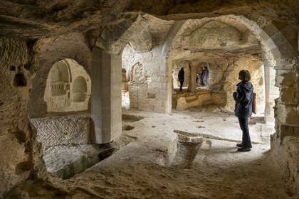 France, Gard (30), Beaucaire, abbaye troglodytique de Saint-Roman, emplacement du reliquaire (cavité au centre de la photo) dans l'ancien choeur de la chapelle souterraine