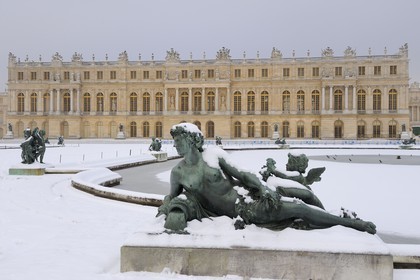 France, Yvelines (78), parc du château de Versailles sous la neige, classé Patrimoine Mondial de l'UNESCO, Parterre d'eau, statue représentant un affluent d'un fleuve français (femme)