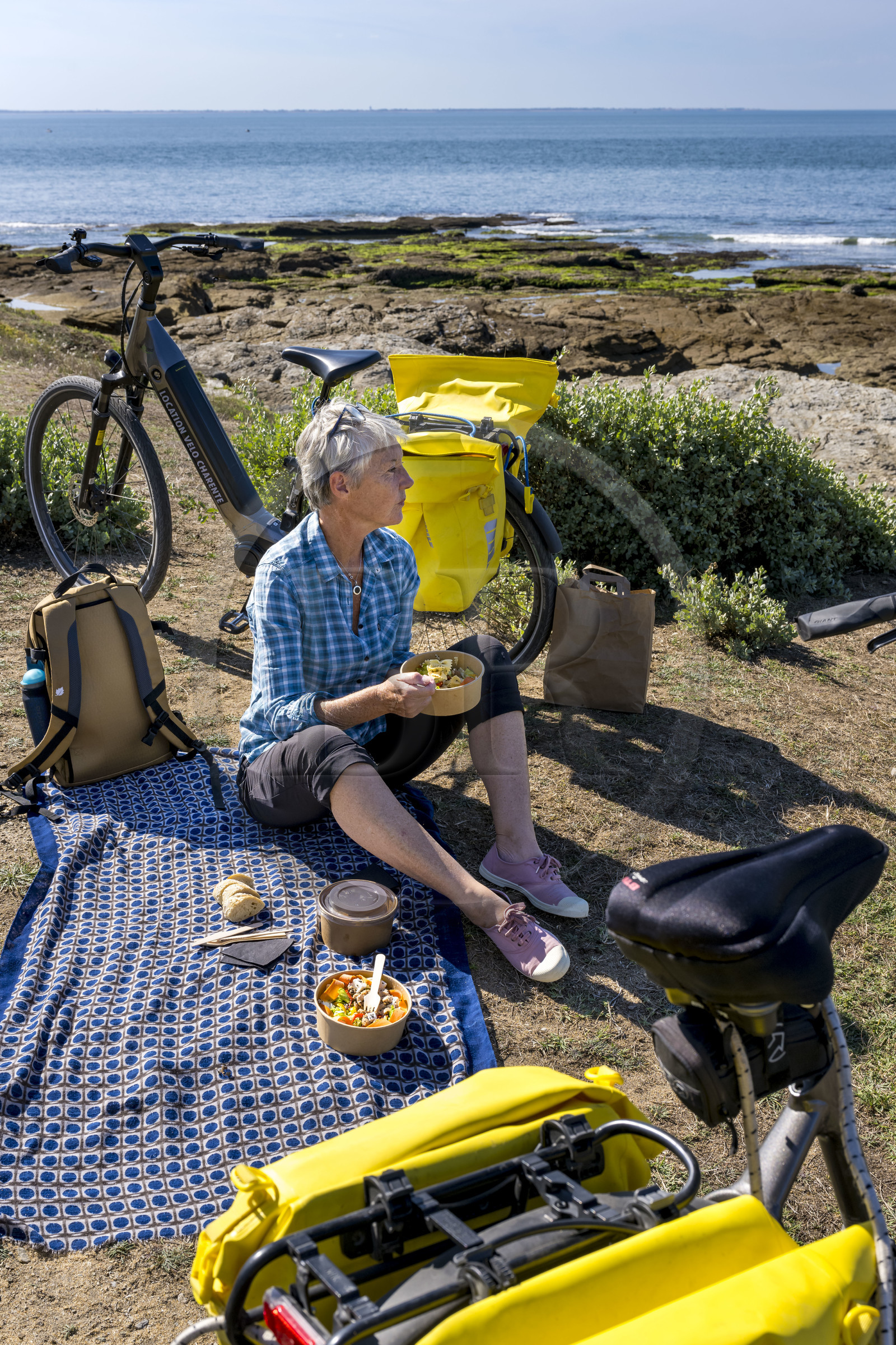 France, Loire-Atlantique (44), Préfailles, pique-nique en bordure de la vélodyssée longeant l'océan