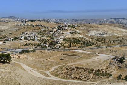 Israel, Cisjordanie, l'Hérodion, colline artificiellement exhaussée qui abrite les ruines d'un palais fortifié construit par le roi Hérode Ier le Grand (site classé Parc National), vestiges du palais de l'Hérodion inférieur et de son bassin, au loin Bethléem