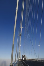 France, entre Calvados (14) et Seine-Maritime (76), le Pont de Normandie enjambe la Seine dans le brouillard