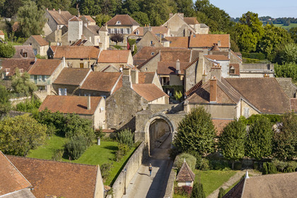 France, Yonne (89), Montréal (Bourgogne), la porte d'entrée fortifiée du village (vue aérienne)