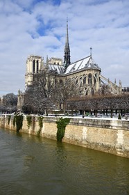 France, Paris (75), les rives de la Seine, classées Patrimoine Mondial de l'UNESCO, la Seine en crue et la Cathédrale Notre-Dame sous la neige sur l'Ile de la Cité et le quai de l'Archevêché